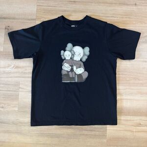 Kaws X Uniqlo Companion Graphic Black Men’s Shirt Size Medium Streetwear Edgy